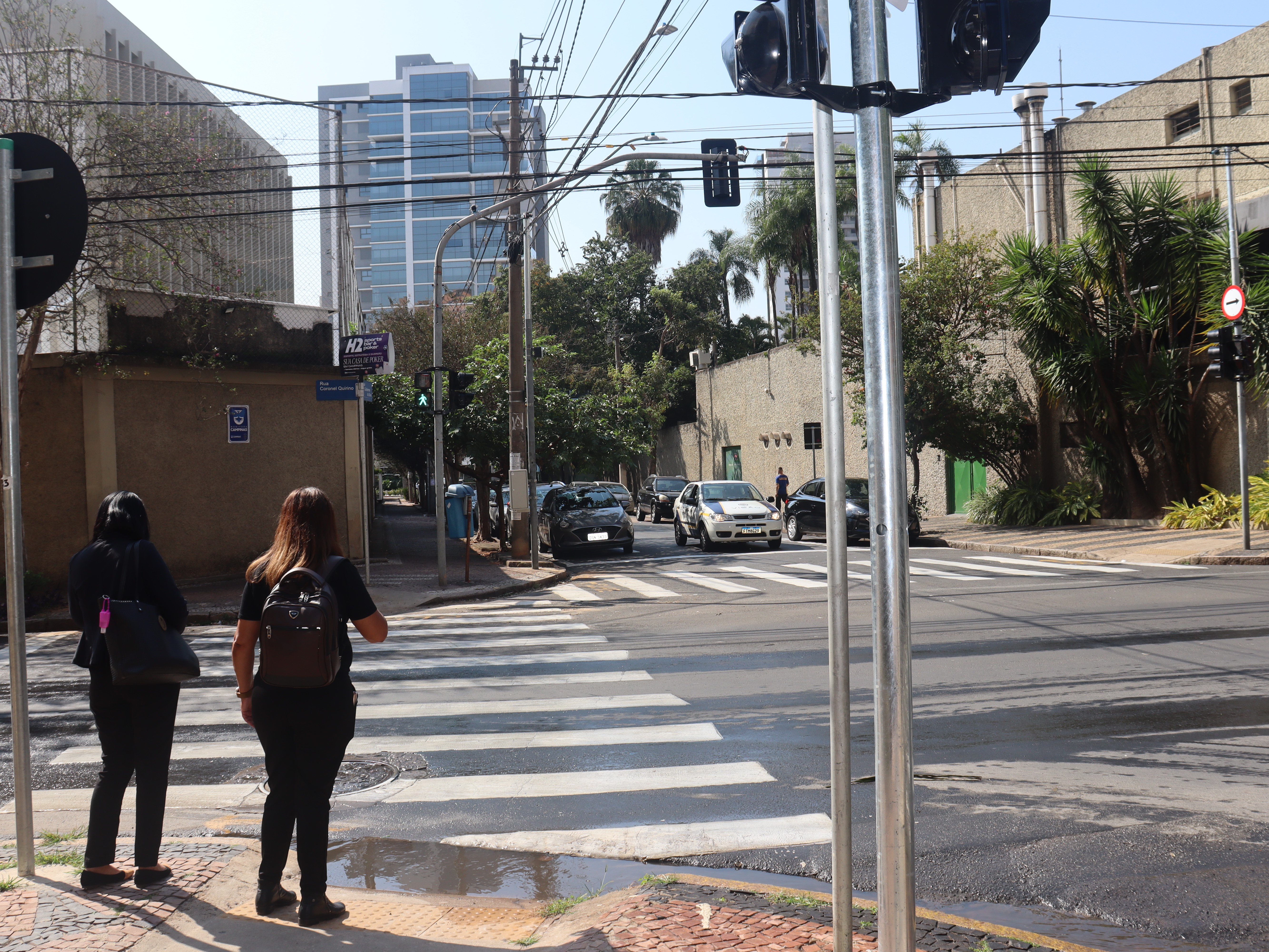 Focos específicos para pedestres foram adicionados aos semáforos do cruzamento