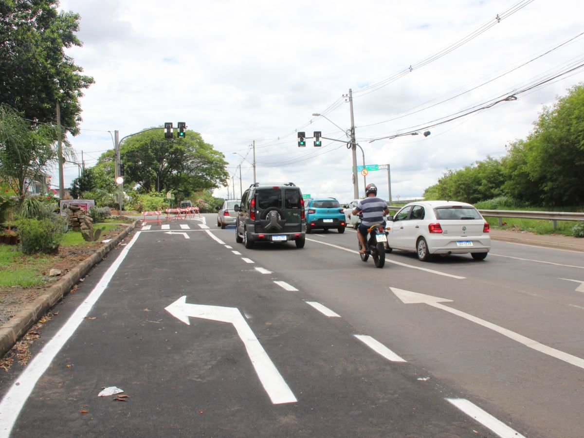 No local, que já é semaforizado, foi acrescentado uma nova fase veicular para a conversão à esquerda