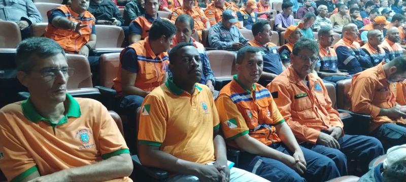 No período da manhã, palestras abordaram assuntos teóricos relacionados ao combate a incêndios