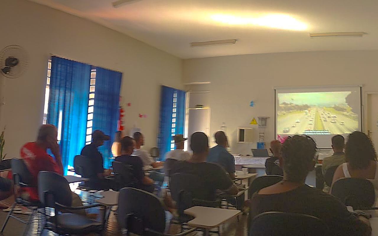 Participantes assistiram ao curta-metragem e depois conversaram sobre o tema 