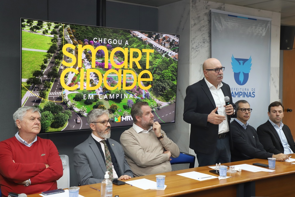 Prefeito Dário Saadi fala ao lado de secretários e diretores da MRV, durante cerimônia na Sala Azul