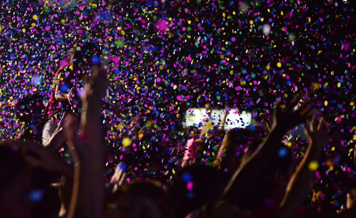 Com centenas de participantes em cada show, a renda dos ambulantes fica garantida