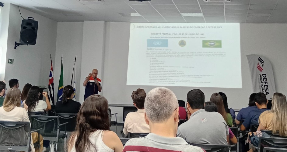 O coordenador regional e diretor da Defesa Civil de Campinas, Sidnei Furtado, abriu o encontro apresentando diretrizes estratégicas e práticas para prevenção e resposta a crises