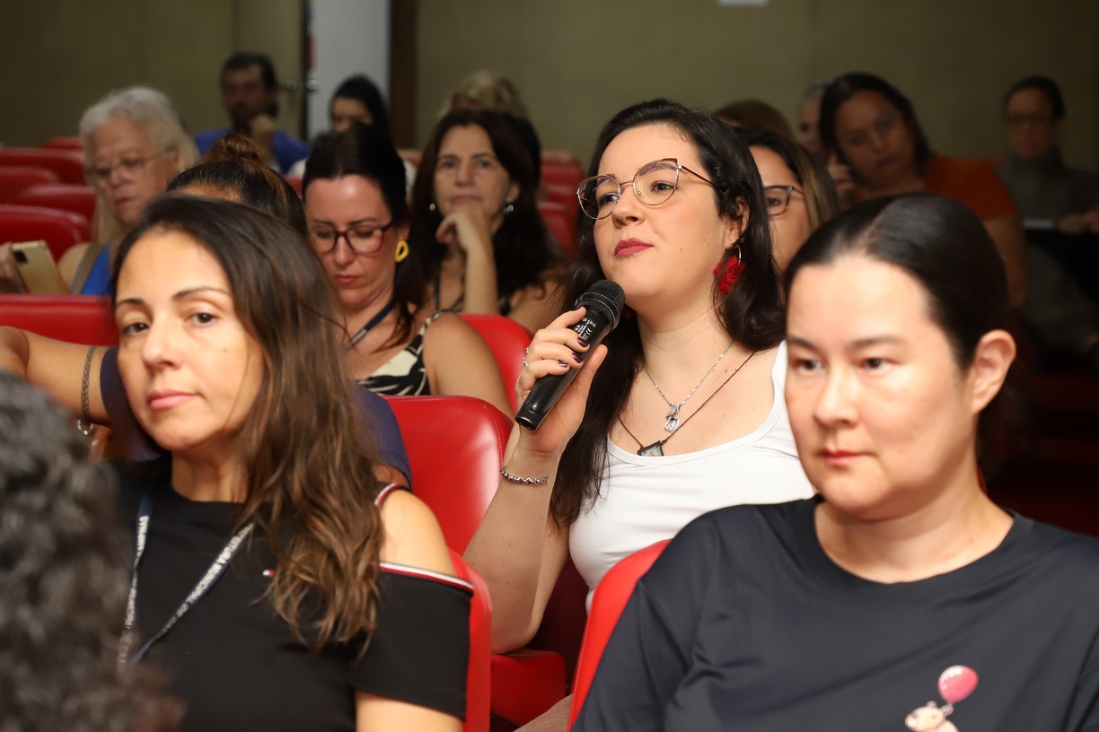 O tema de abertura foi "Comunicação que conecta pessoas"