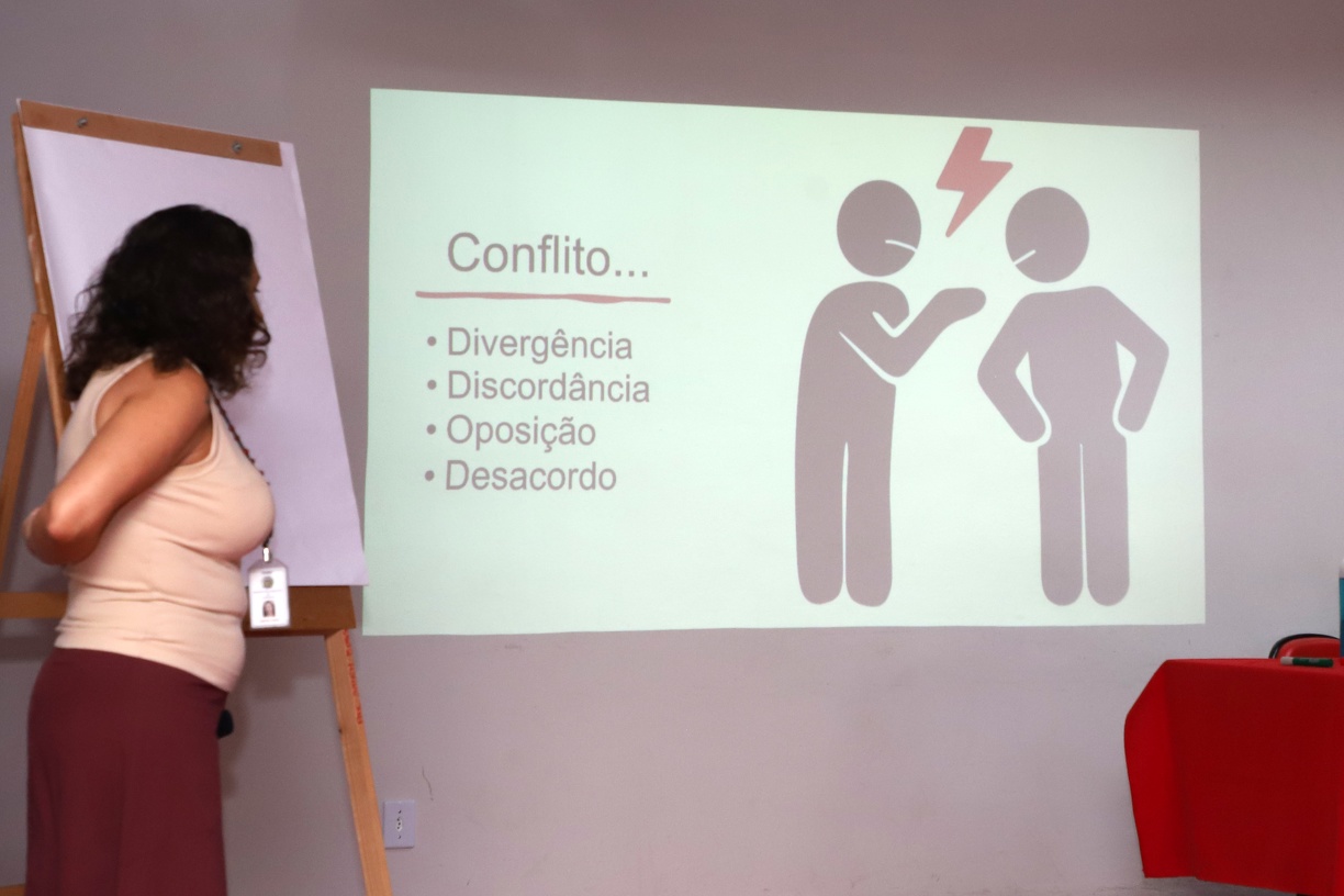 Resolução de conflitos com o emprego da Comunicação Não Violenta foi um dos assuntos discutidos nesta segunda-feira