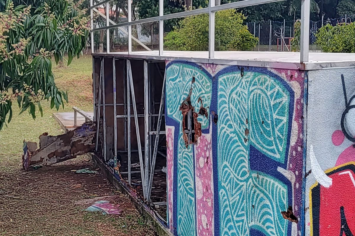 Pista de skate e quadra de basquete foram danificadas, além do furto da fiação da iluminação e do aro da cesta