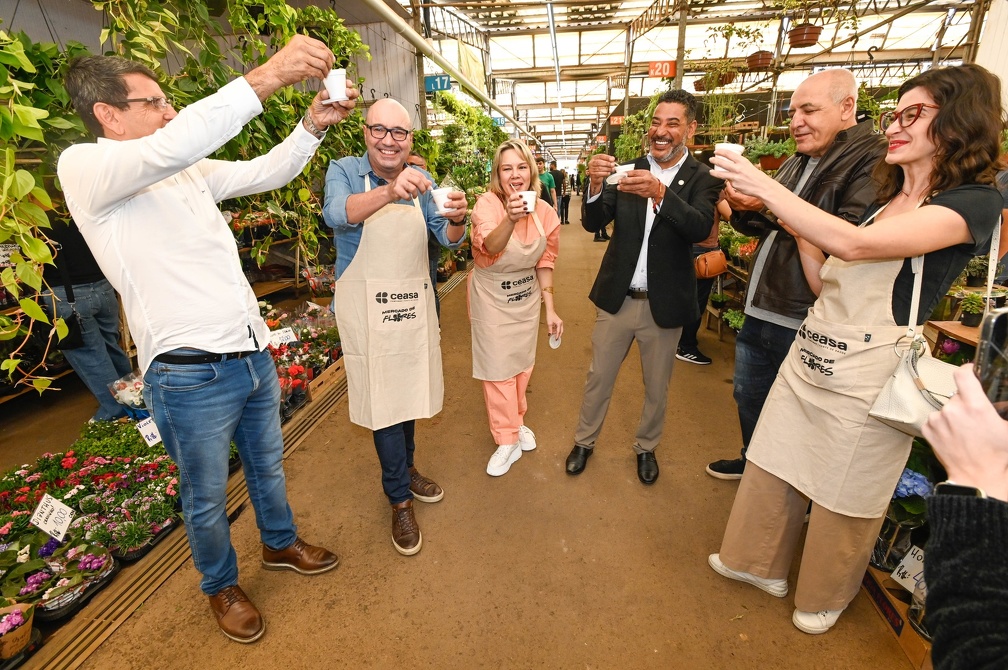 O prefeito Dário Saadi e autoridades fazem brinde com a sopa de cebola: tradição restaurada