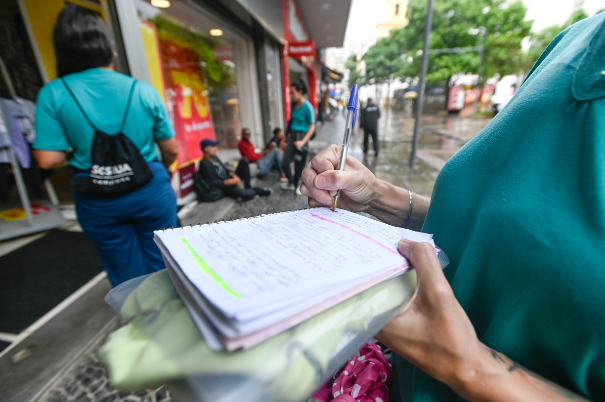 A equipe que trabalha nas ruas faz a abordagem e identifica a melhor forma de prestar auxílio, tomando as providências que cada caso necessita, em conjunto com outros serviços de apoio social do município