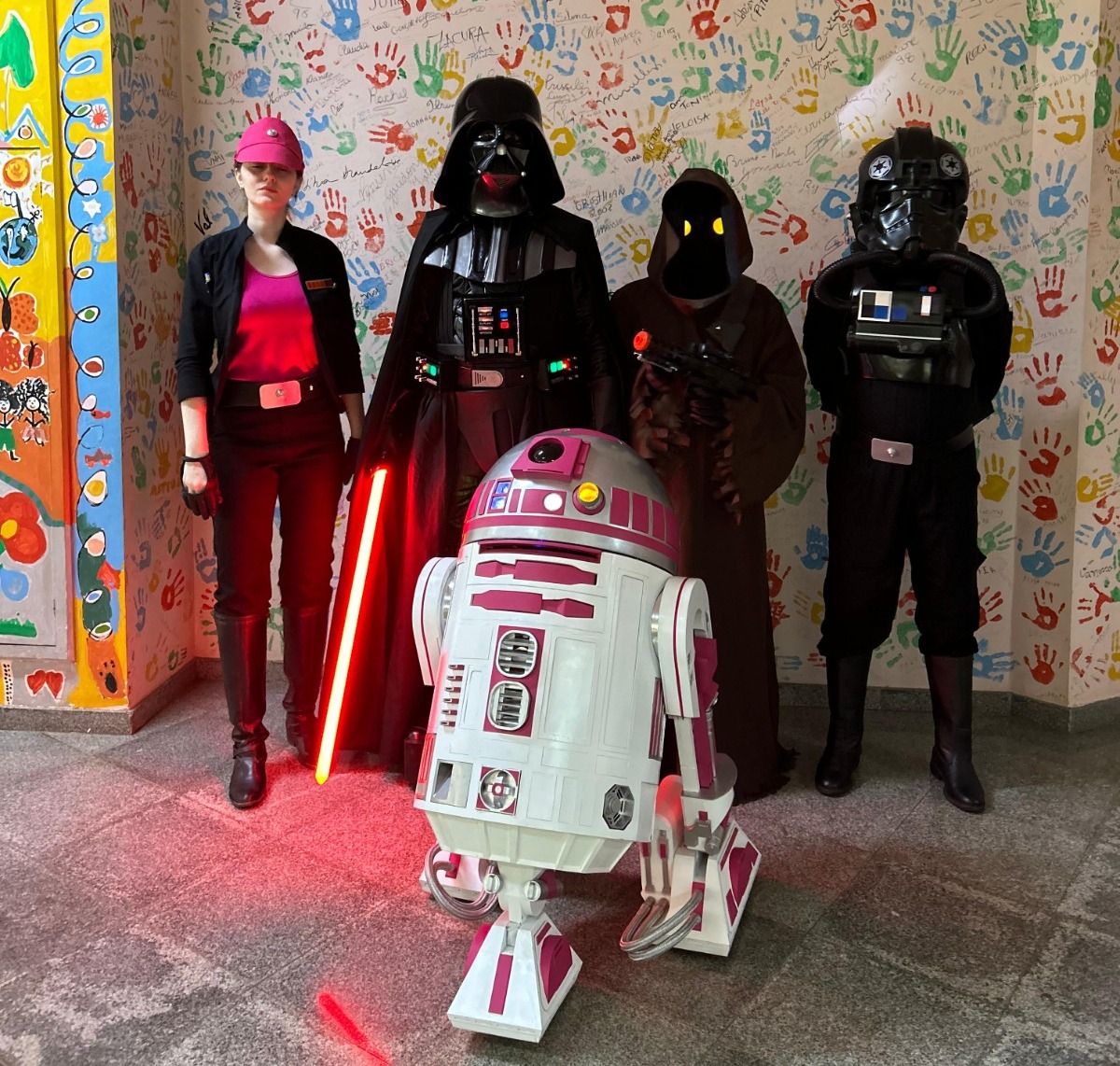 A visita intergaláctica será feita por membros da guarnição  Death Star Garrison, que faz parte do Fã Clube 501st Legion