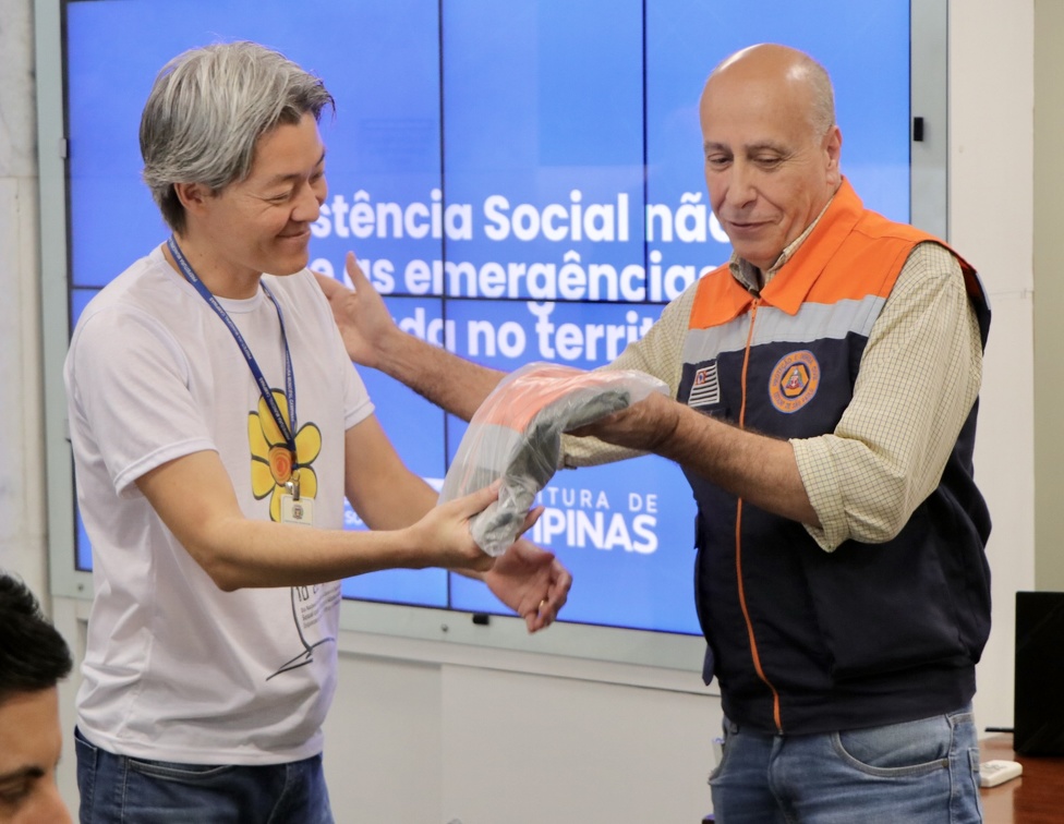 Diretor da Defesa Civil entrega uniforme da Chuvas de Verão para servidor