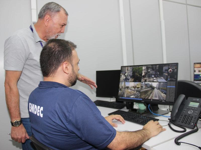Técnicos da Emdec na Central de Monitoramento