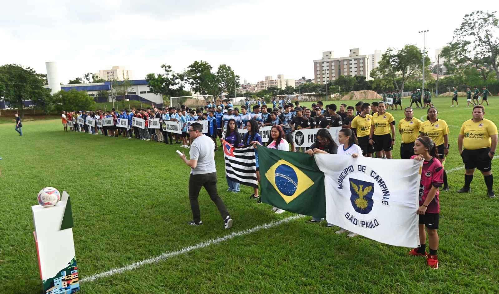 Marcada por grande adesão e entusiasmo de jogadores e torcedores de todo o município, a Taça das Favelas envolve diretamente mais de três mil pessoas
