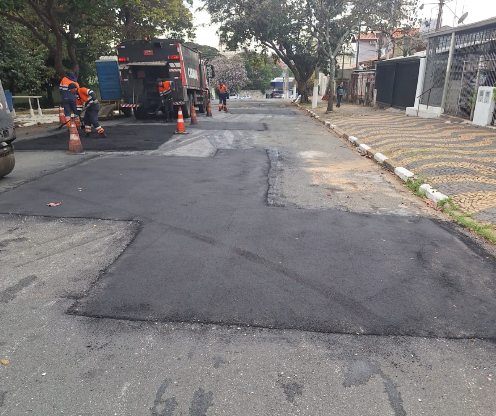 Equipes realizaram tapa-buracos em duas quadras da Rua Campos do Jordão, próximo à Fundação Casa Popular