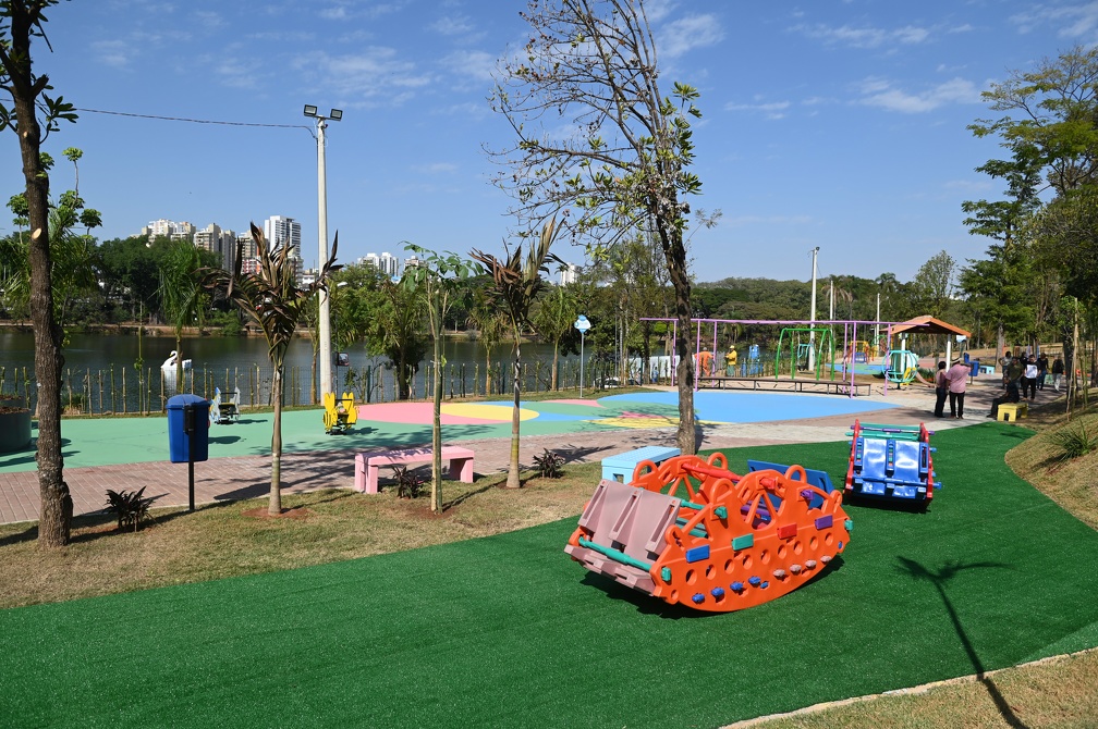 Espaço Taquaralzinho “Isabela Tibúrcio Fermino”, na Lagoa do Taquaral: um parque infantil diferenciado, com brinquedos exclusivos, plantio de mais de 500 árvores adultas e jardins sensoriais