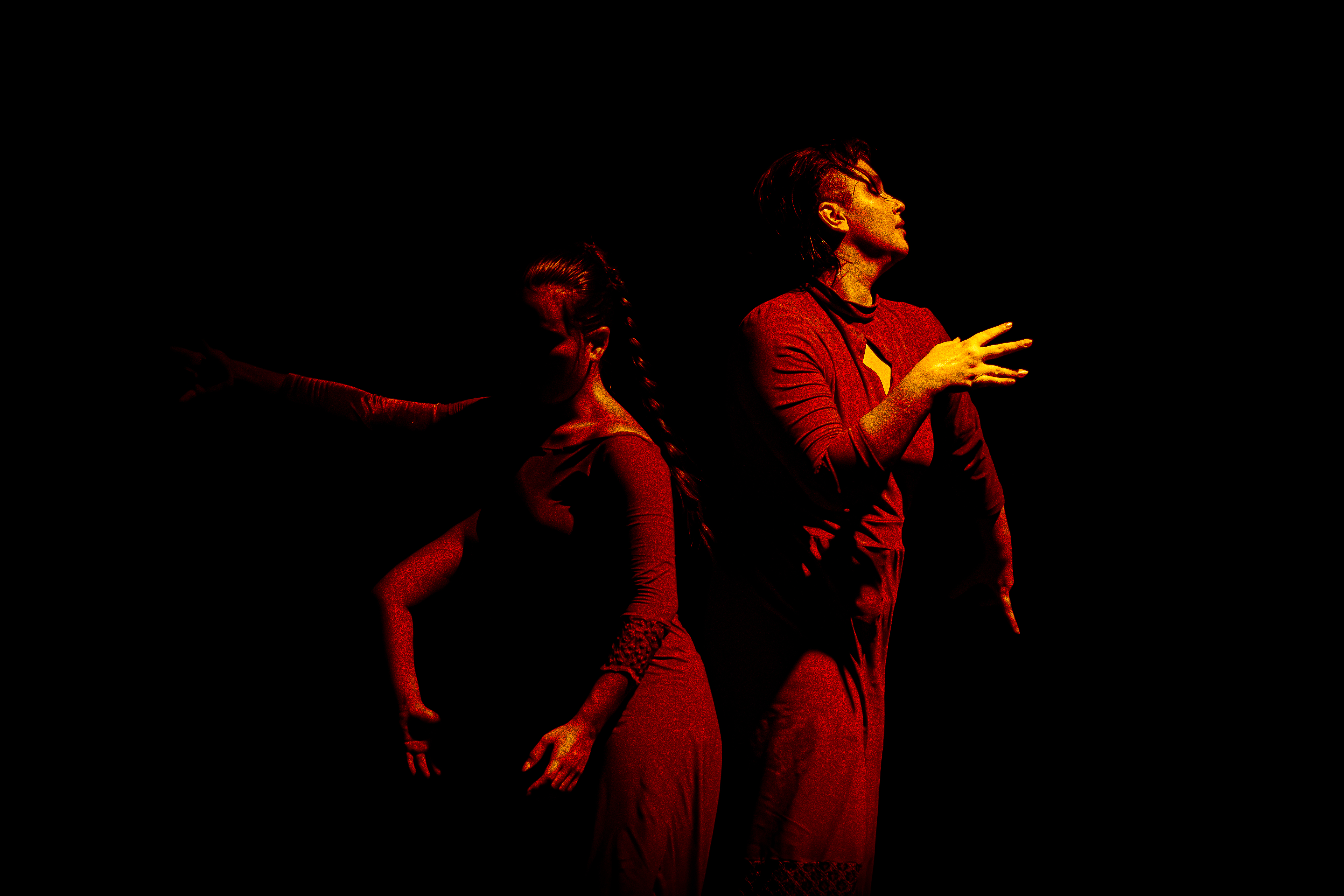 Espetáculos se destacam pela forma como o gênero do terror atravessa a dança-teatro, trazendo movimentações e estados de corpo não convencionais para a cena