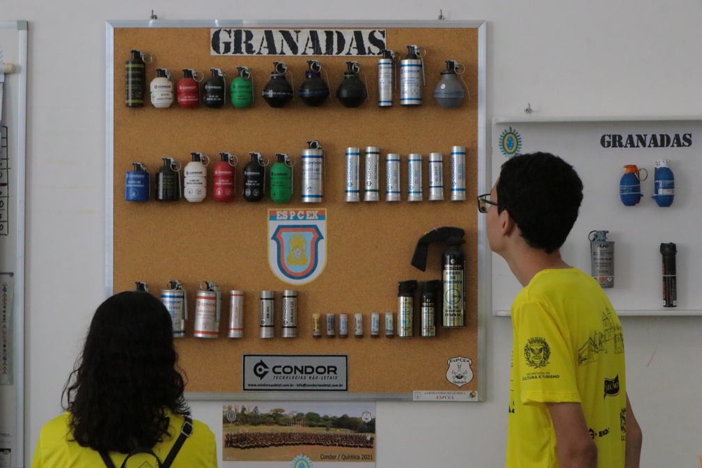 Armas e granadas foram olhadas com atenção pelos participantes do tour