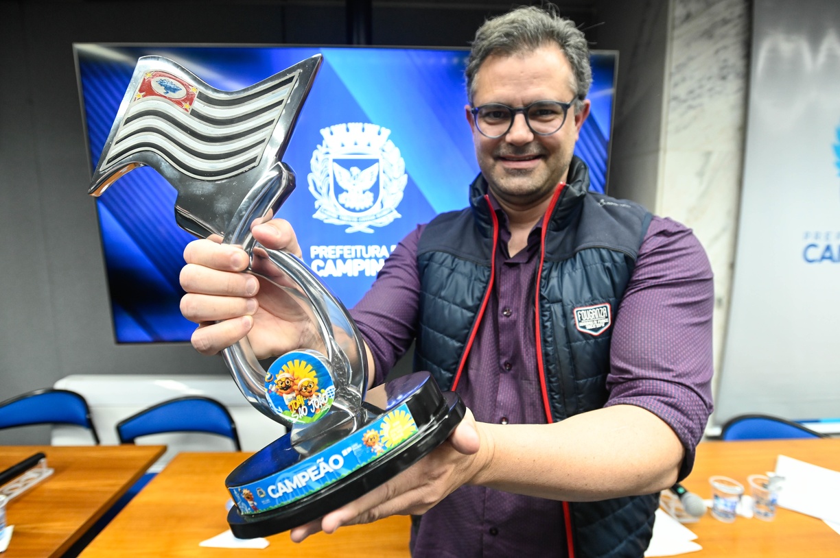Secretário de Esporte e Lazer, Fernando Vanin, mostra o troféu 