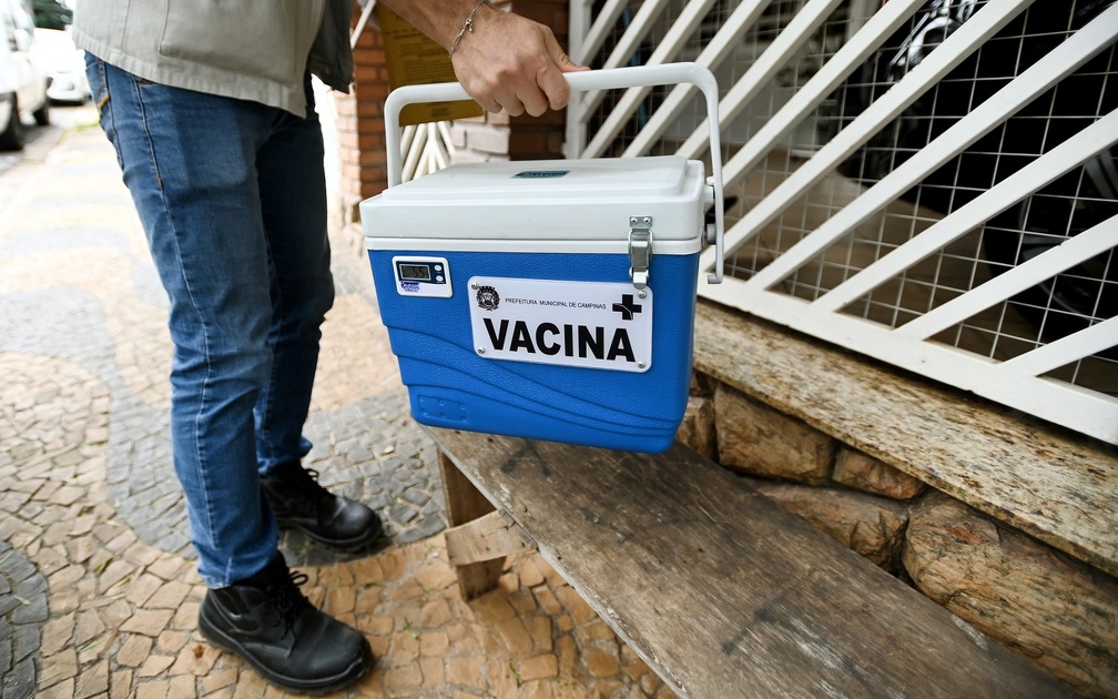 Durante as visitas para orientações, foram mapeados 180 cães e gatos vivendo no entorno do cemitério, entre vacinados e não vacinados contra a raiva