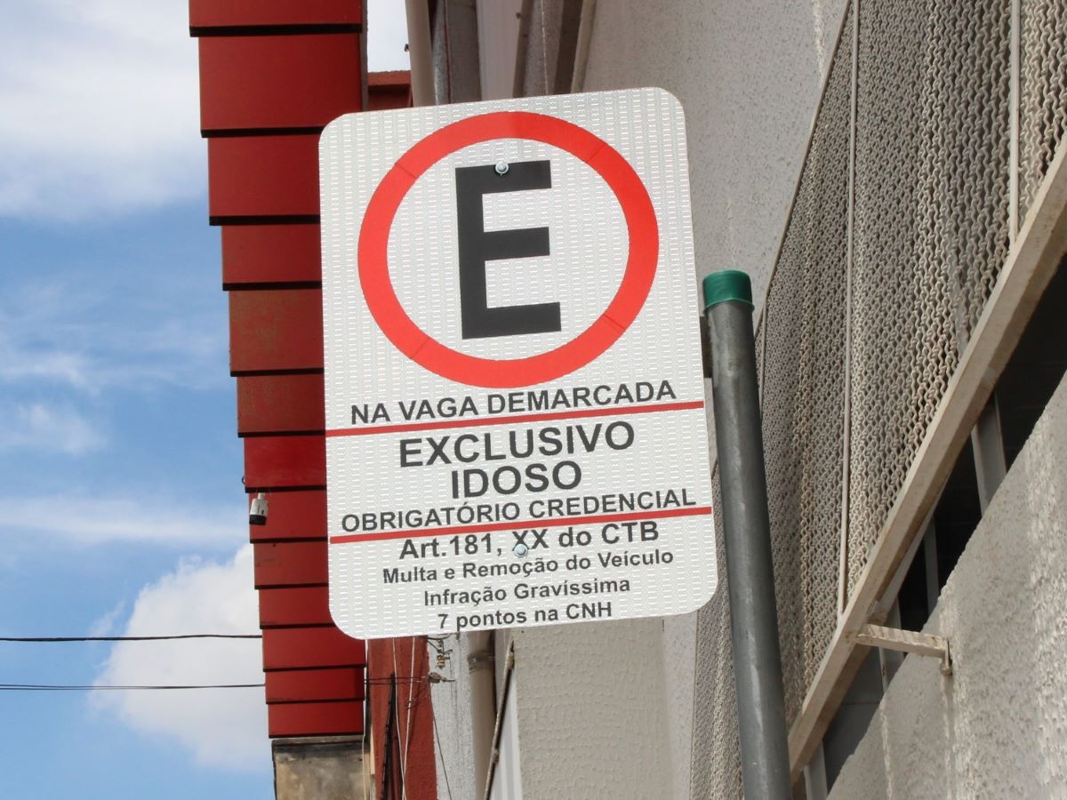  Entre as três infrações mais cometidas pelos condutores envolve o estacionamento em local ou horário proibido