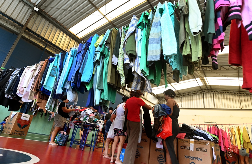 Ação no Jardim Nilópolis distribuiu 2 toneladas de roupas por meio do Varal Solidário