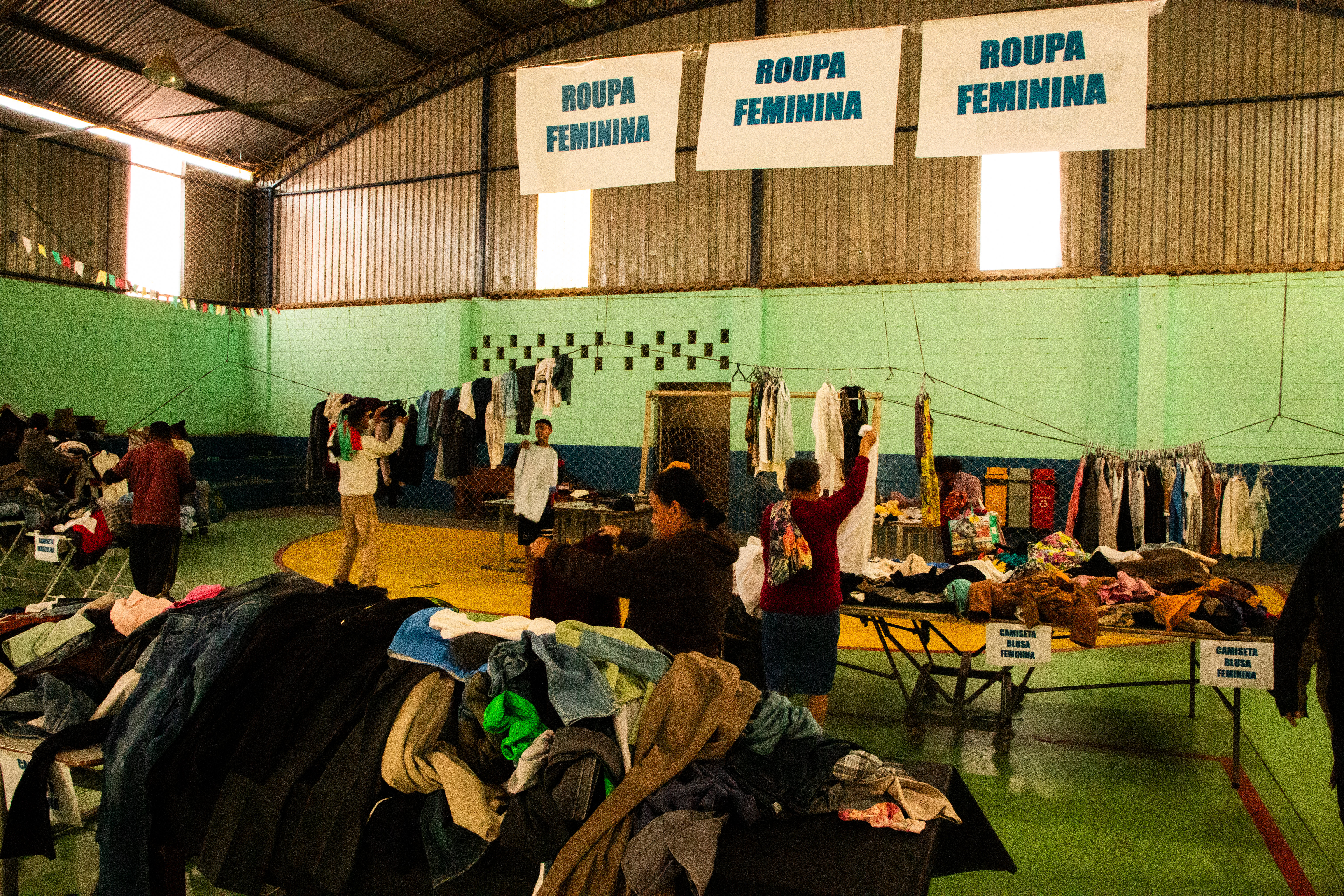 Moradores da Gleba B garimpam peças em edição do Varal Solidário no bairro