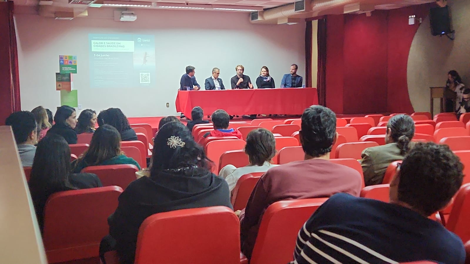 Professor Nelson Gouveia (ao centro) defende a formulação de políticas públicas integradas nas áreas de clima, saúde e justiça social