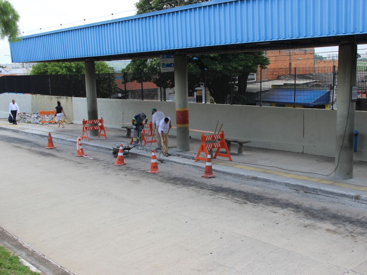 nstalação de piso tátil foi realizada por equipes próprias da Emdec