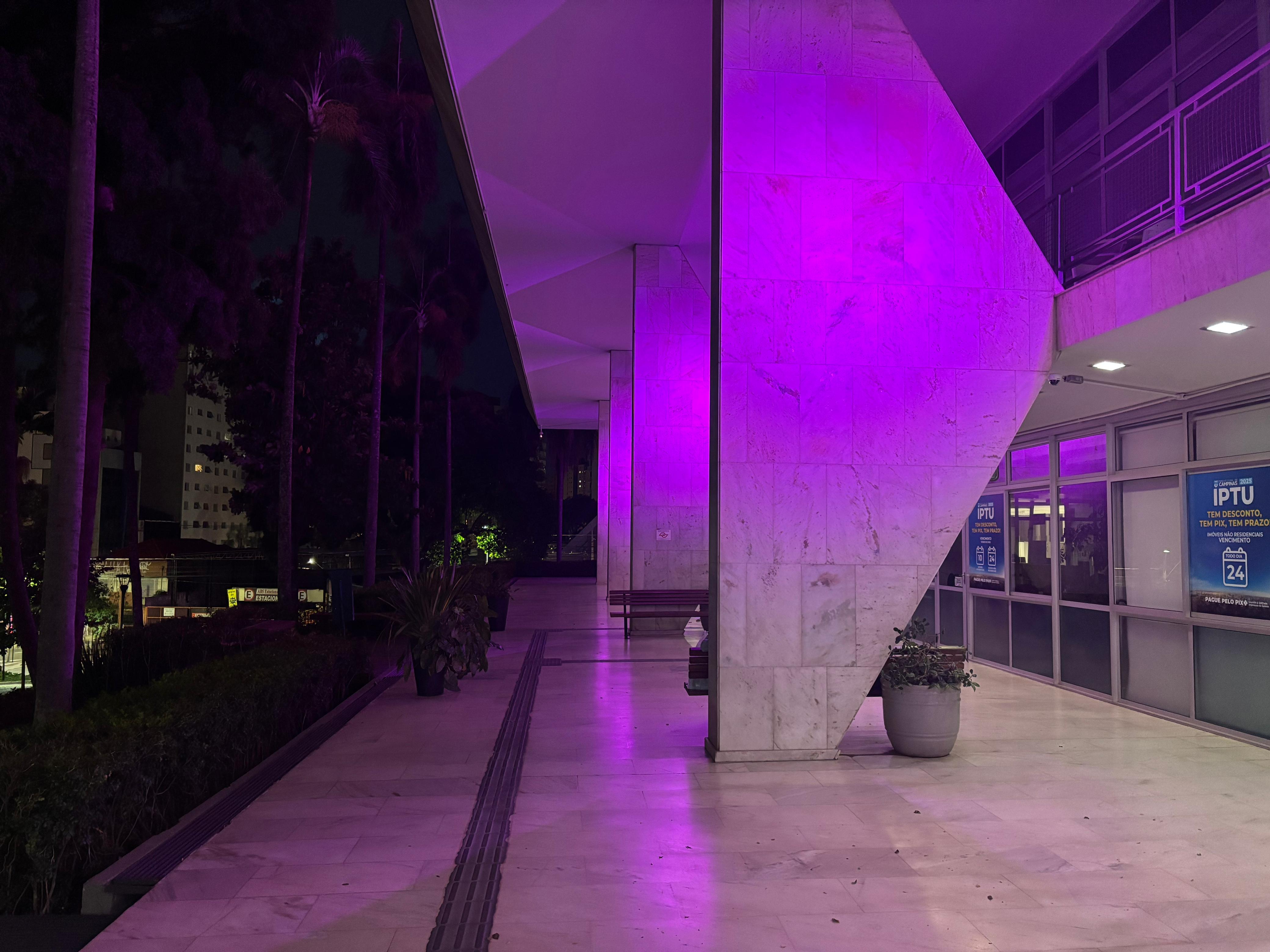 O Paço Municipal ficará iluminado em violeta durante todo o mês, como parte da campanha e homenagem simbólica à população idosa