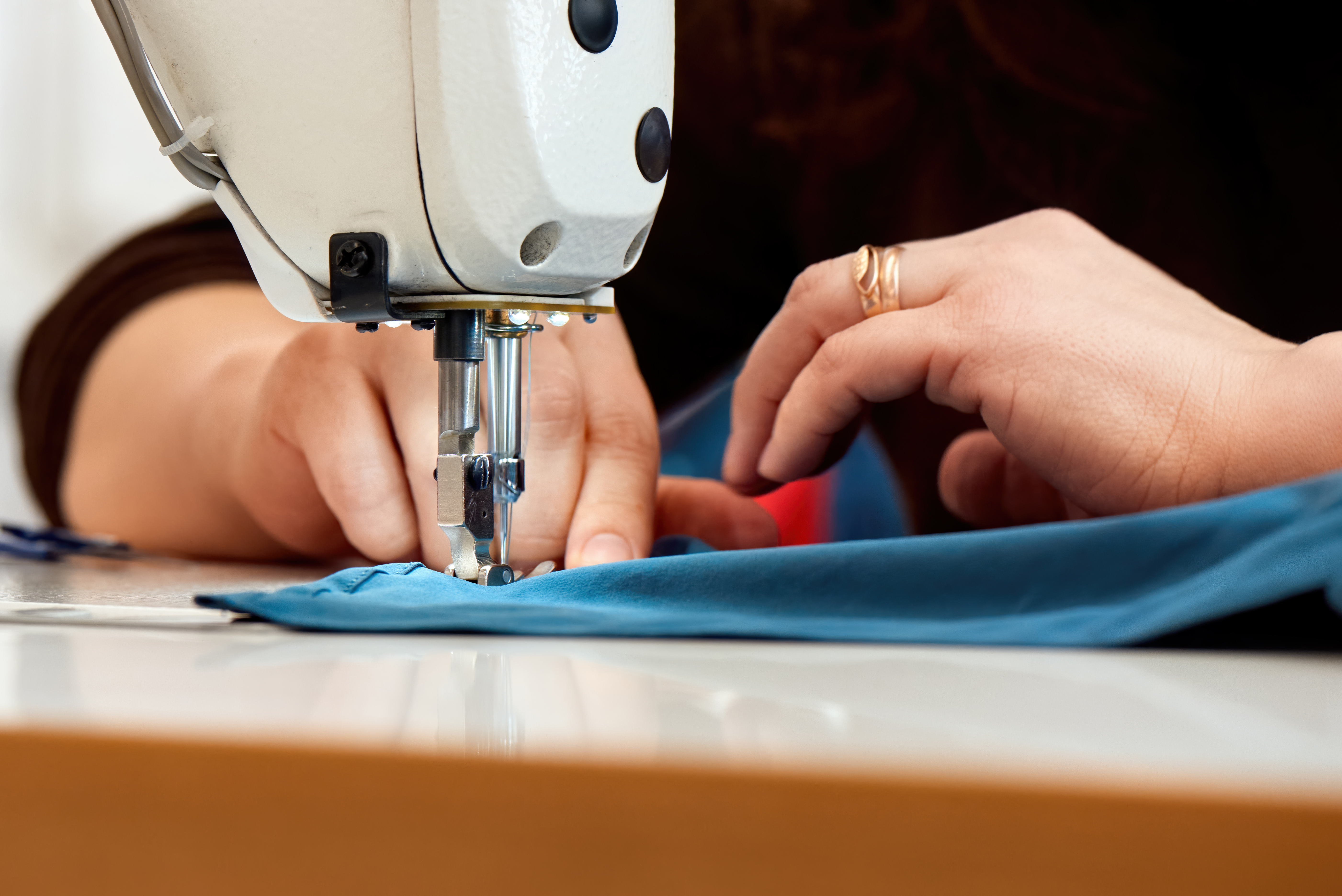 Oficina gratuita ensinará a fazer reparos básicos em roupas