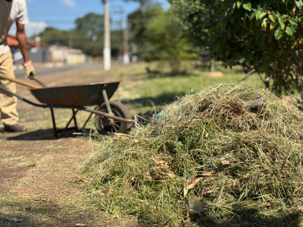 Praça da Integração recebeu roçagem 