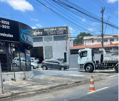 Reparo no asfalto na avenida Jorge Tibiriçá 