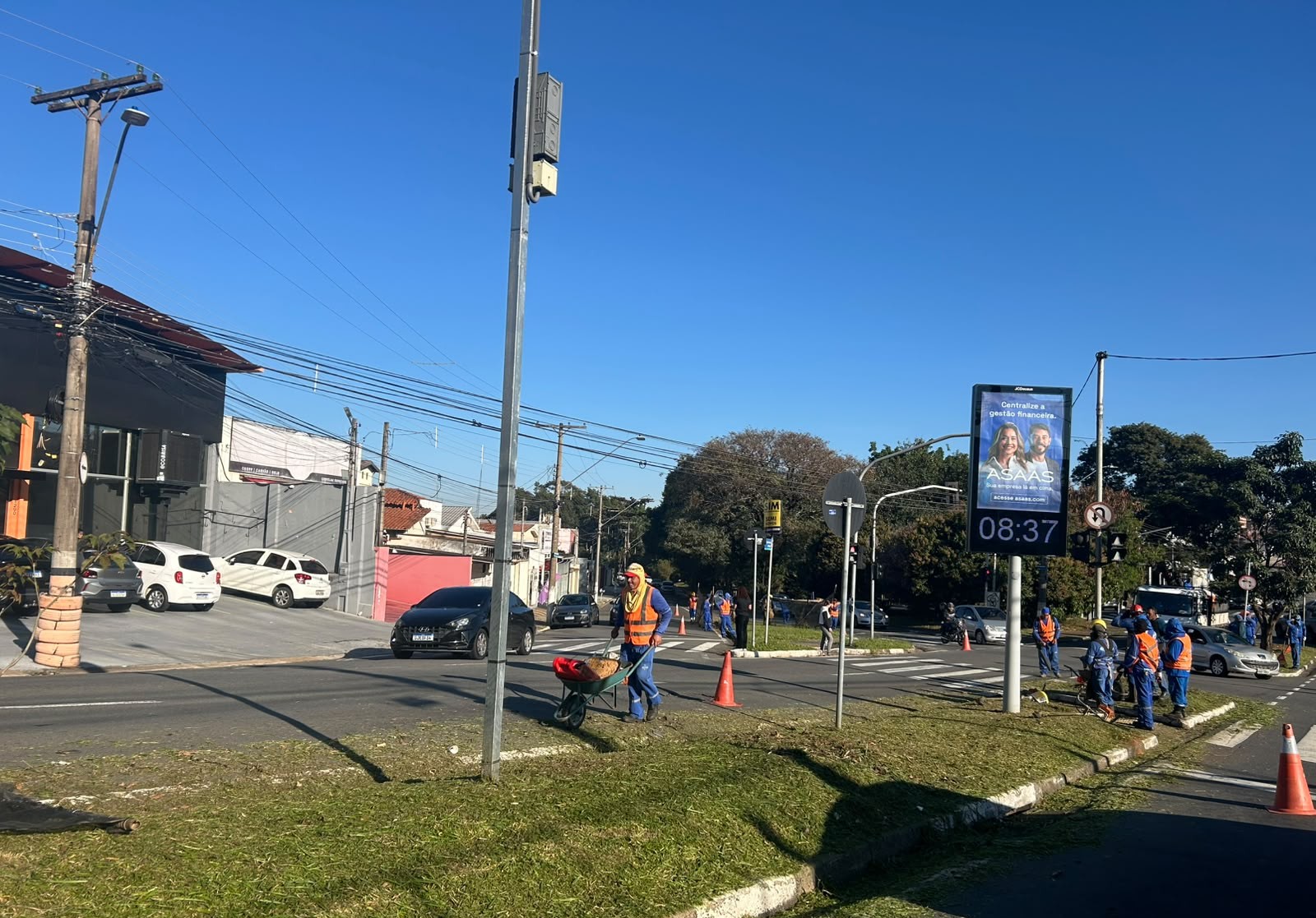Na avenida Engenheiro Antônio Francisco de Paula Souza equipes fizeram a roçagem do trecho do cruzamento com a avenida Jorge Tibiriçá