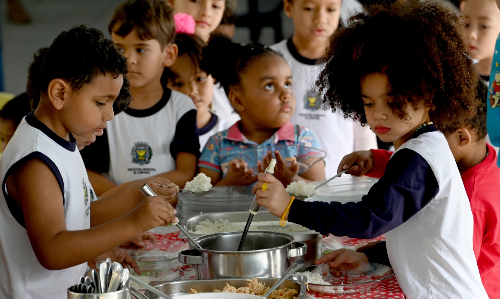 Imagem mostra estudante da rede municipal de Campinas com uniforme e kit de materiais escolares