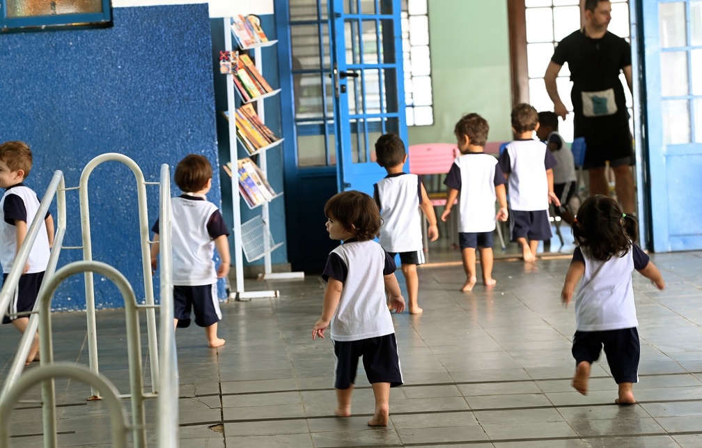 Imagem mostra alunos brincando no CEI Celisa Cardoso do Amaral, em Campinas