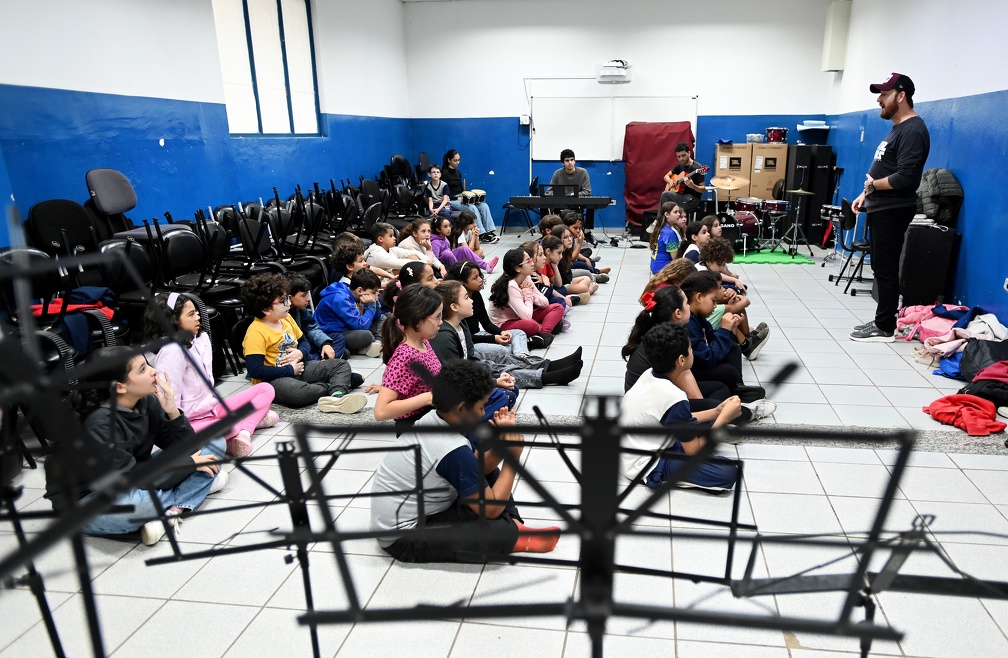 Imagem mostra turma do projeto Primeira Nota durante aula em Campinas