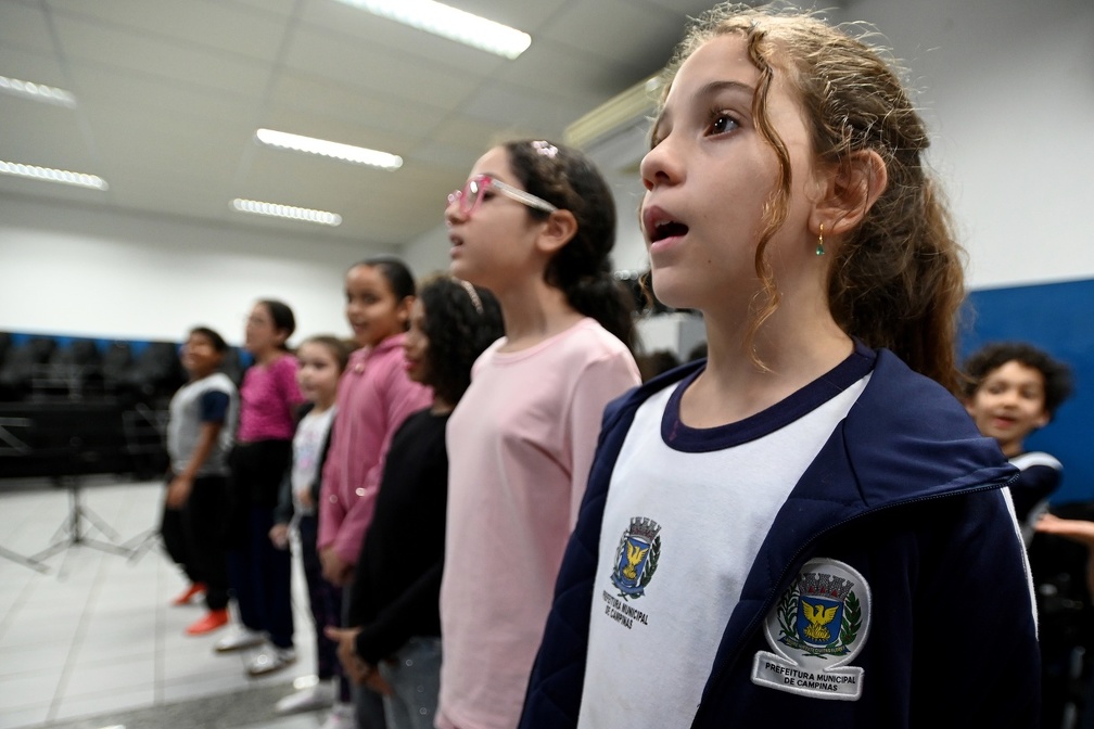 Imagem mostra alunos do projeto Primeira Nota durante aulas em Campinas