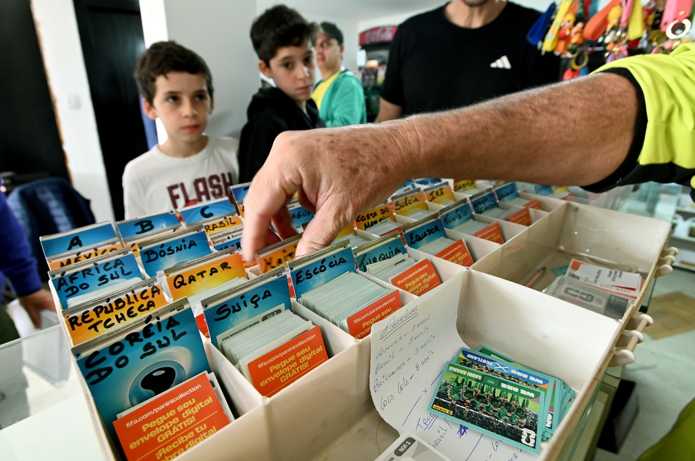 Foto: Troca de figurinhas movimenta região da Lagoa do Taquaral | Crédito: Carlos Bassan/PMC Imagem mostra troca de figurinhas em loja na região da Lagoa do Taquaral, em Campinas