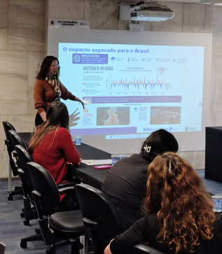 Priscila Pegoraro durante apresentação