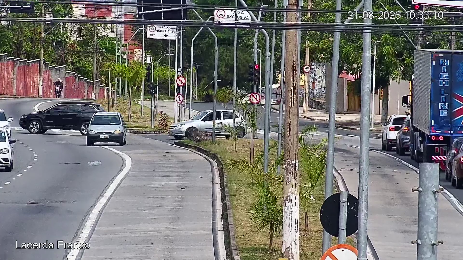 foto do radar mostrando carro fazendo uma conversão proibida 