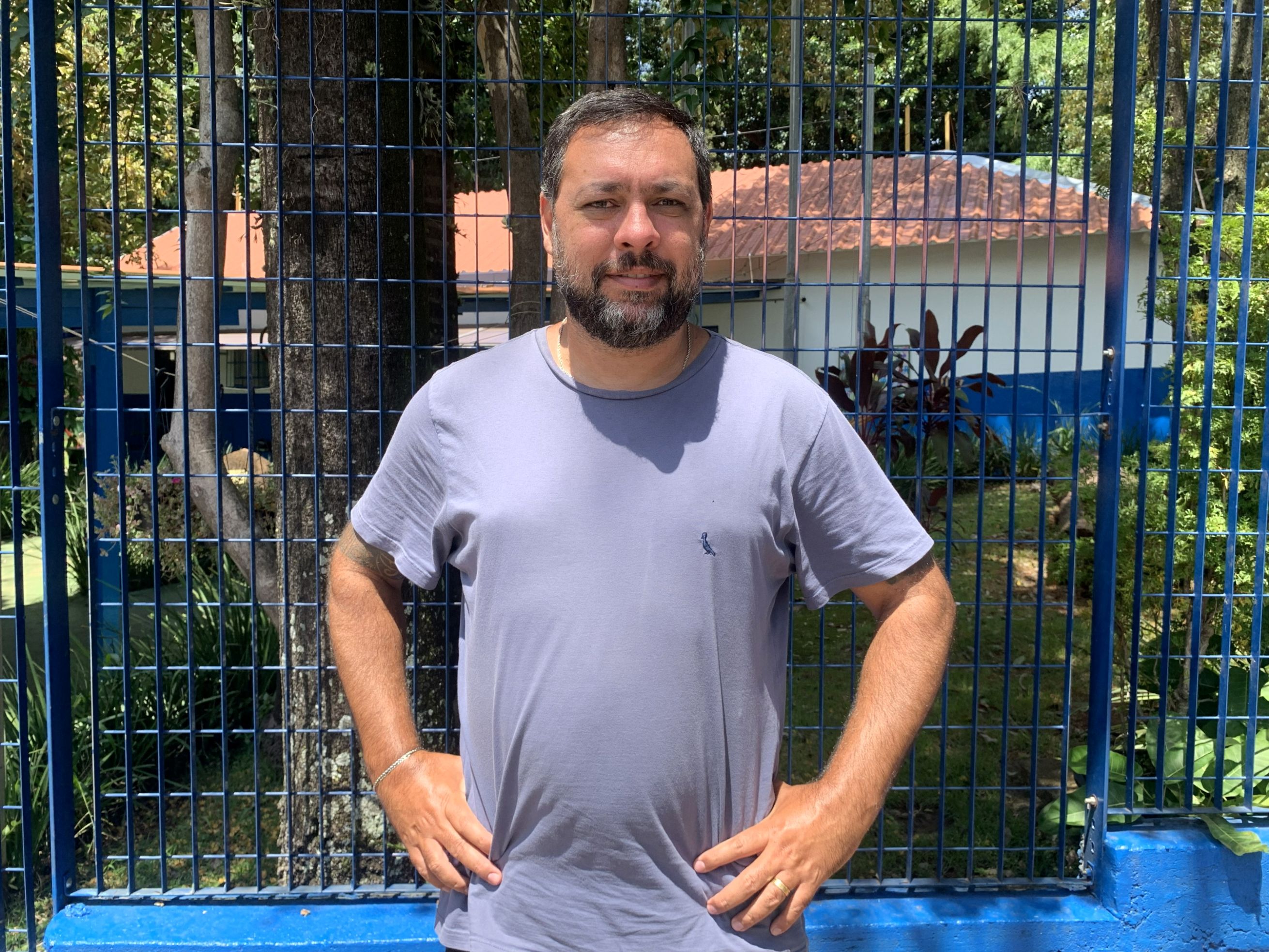 Imagem mostra estudante da rede municipal de Campinas com uniforme e kit de materiais escolares