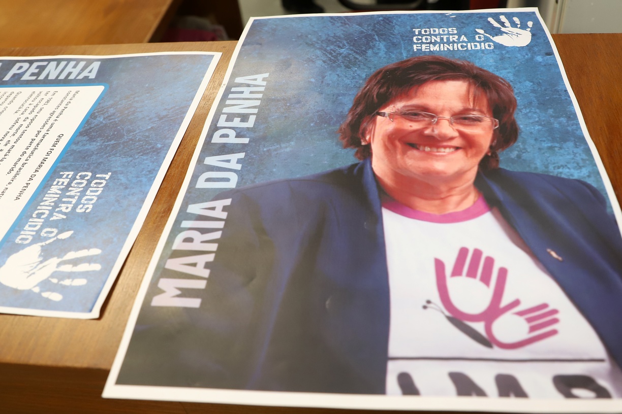 Cartaz com a foto da Maria da Pena