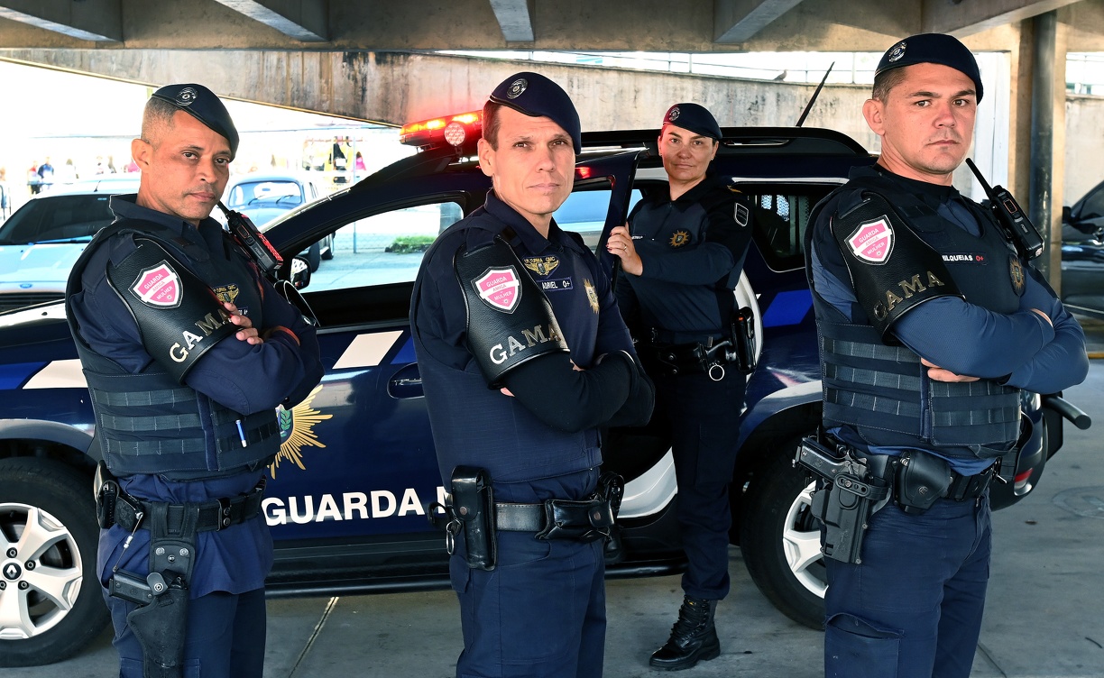 GMs huniformizados em frente à viatura do GAMA