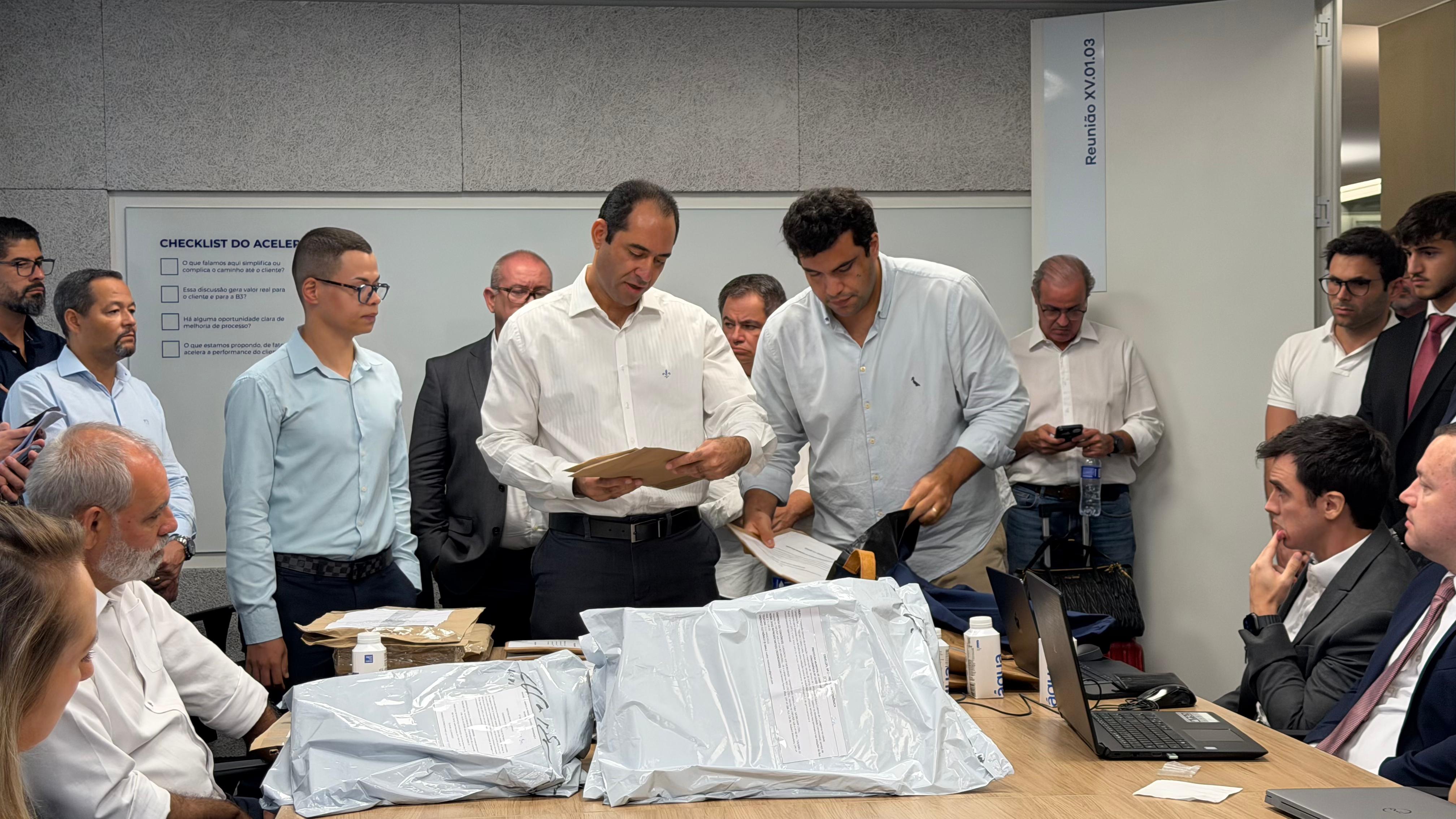 Foto: Recebimento dos envelopes com as credenciais e as garantias das proponentes é o primeiro passo para a conclusão da licitação | Crédito: Divulgação/Emdec Recebimento dos envelopes com as credenciais e as garantias das proponentes é o primeiro passo para a conclusão da licitação