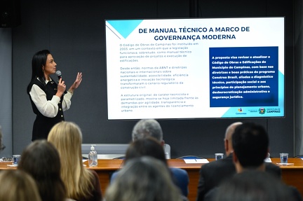 secretária de urbanismo mostra objetivos do novo código em projeção na parede