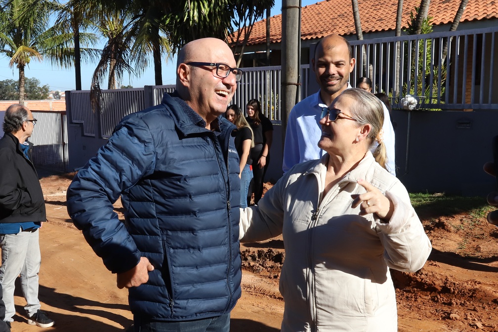 Dário conversa com moradora do União da Vitória: longa espera pelo asfalto