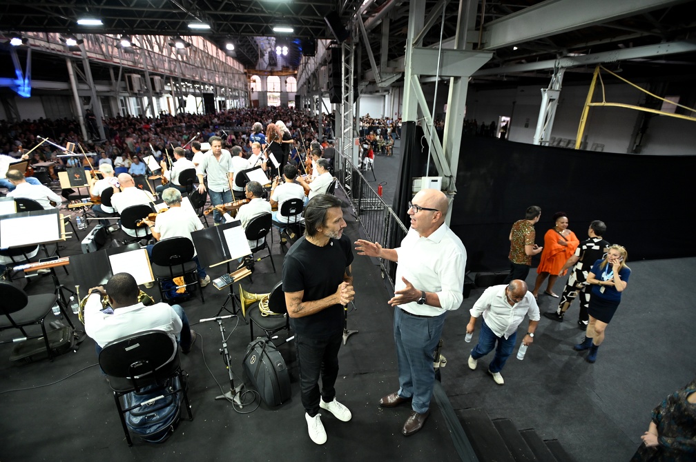 O prefeito Dário Saadi acompanhou a apresentação e agradeceu Prazeres pelo tempo à frente da Sinfônica