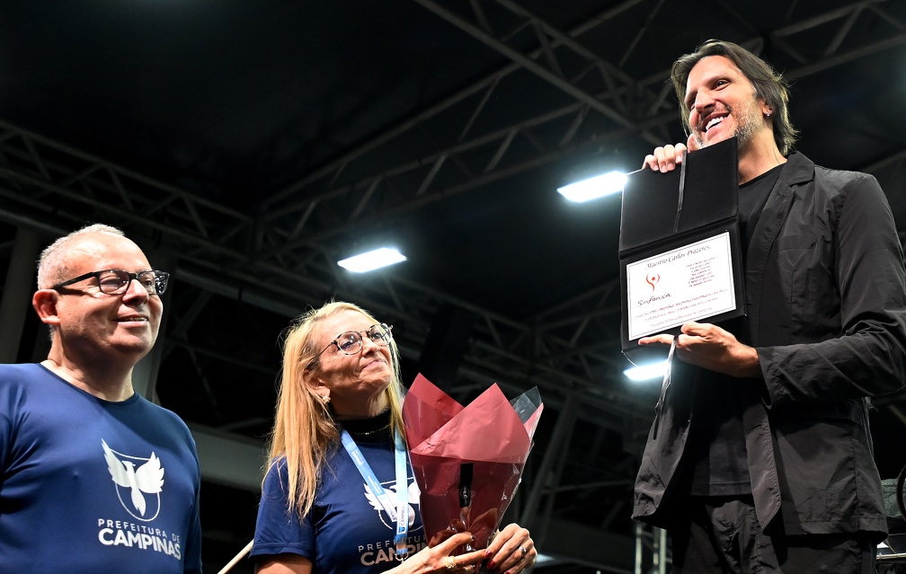 Maestro recebeu homenagem da secretária de Cultura e Turismo, Alexandra Caprioli, e do diretor da Orquestra, Wanilton Mahfuz