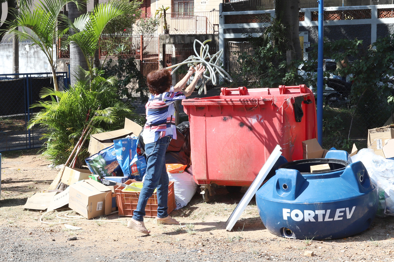 Senhora se desfaz de material inservível no ecoponto: lugar correto 