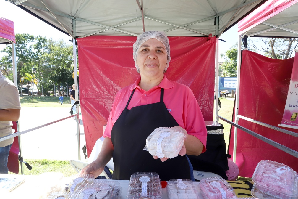Tânia comercializa bala de coco há 15 anos e participou de uma feira pela primeira vez