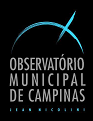 Logotipo do observatório. Retangular, preto com um risco azul em forma de arco simulando uma cúpula de telescópio e um traço reto simulando um telescópio com o nome jean nicolini escrito embaixo.